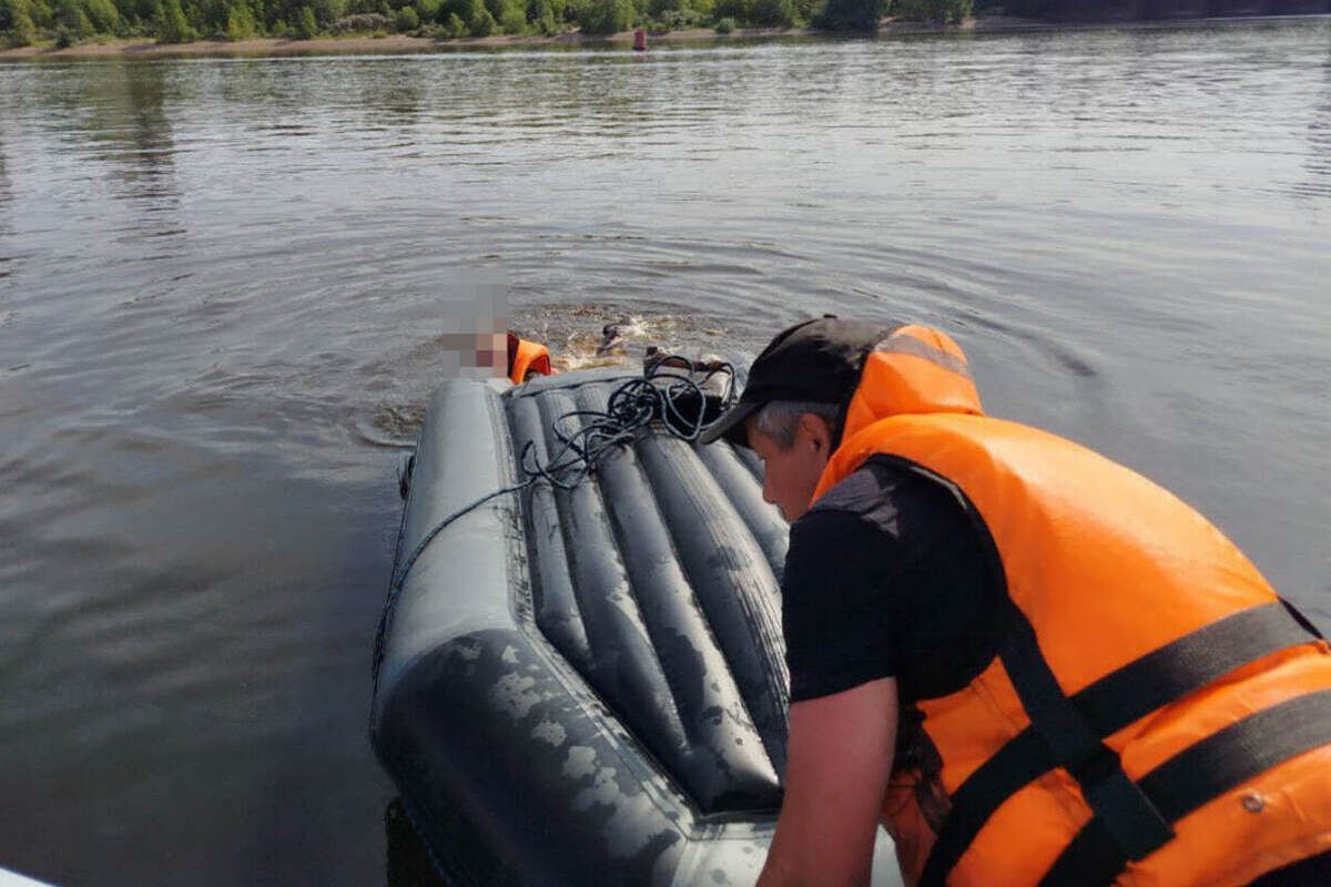 На Волге у Казанской набережной перевернулась лодка с людьми — всех спасли