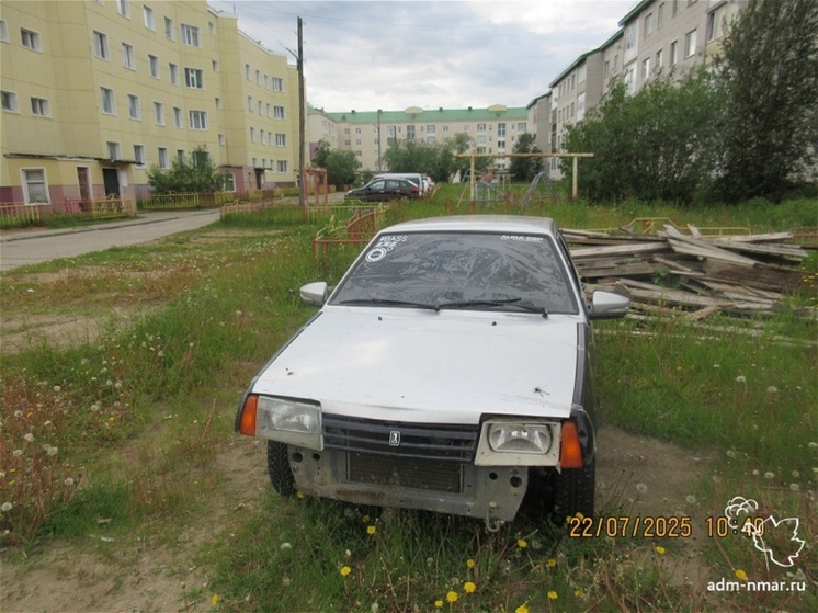 Автомобиль на фоне груды досок в НАО рискует оказаться бесхозяйным