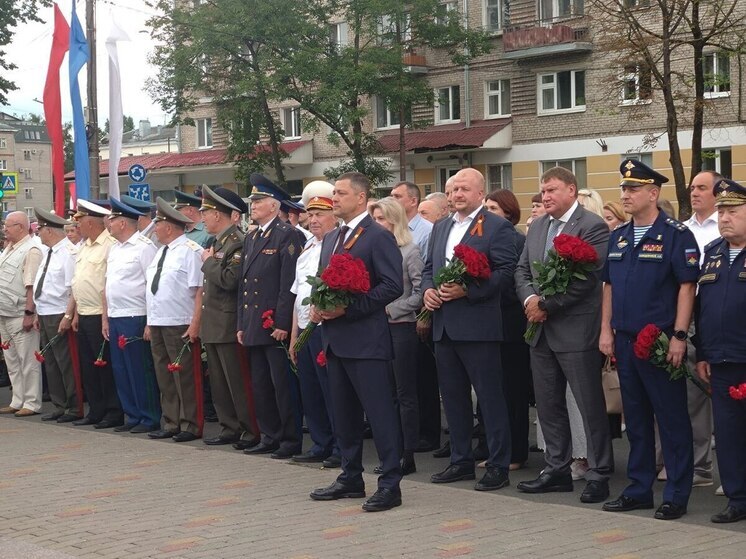 Губернатор Михаил Ведерников возложил цветы к Могиле Неизвестного солдата