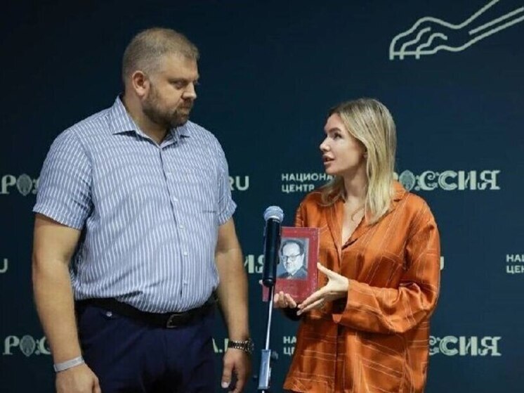 Луганск передал уникальную книгу о Матусовском в библиотеку НЦ «Россия»