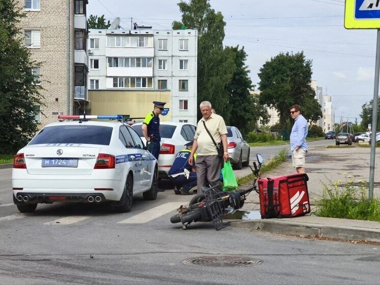 В Пскове произошло ДТП с доставщиком