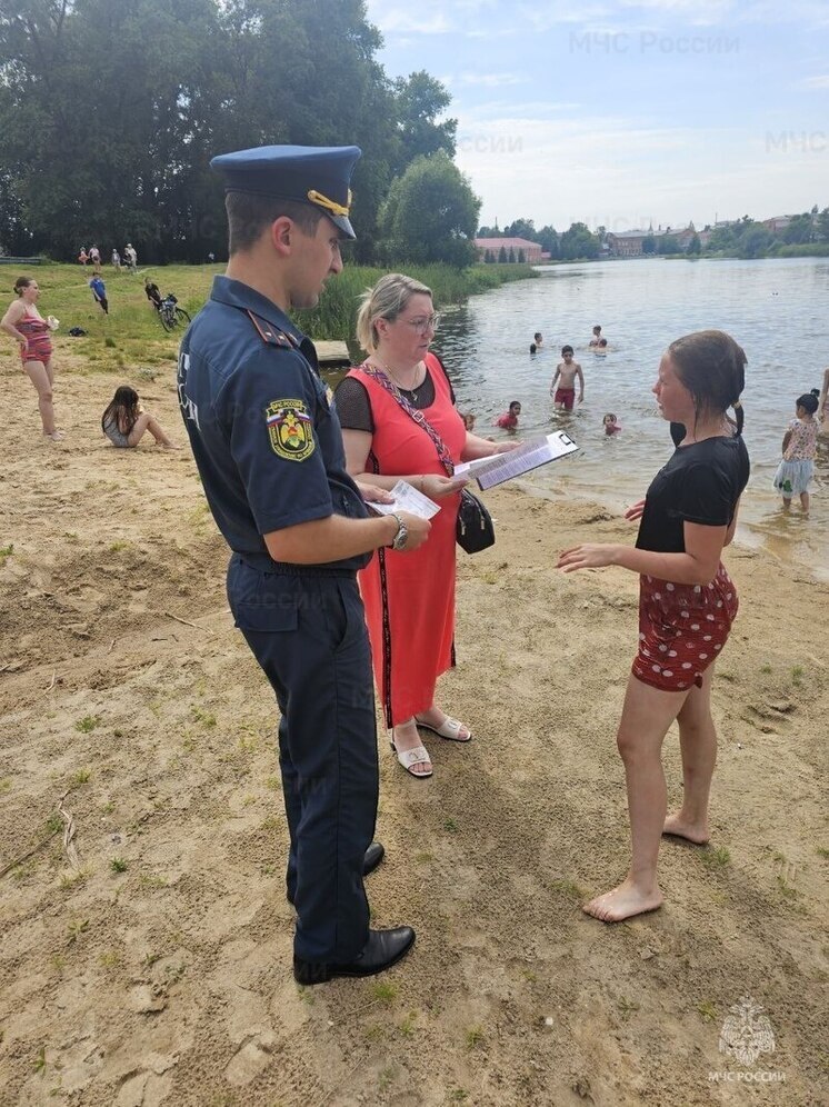 На Брянщине спасатели проводят обучение правилам безопасности на воде