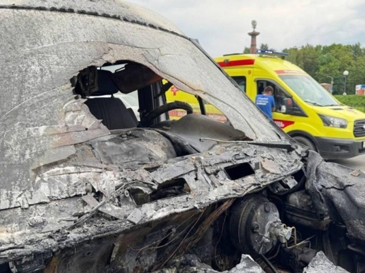 Псковские сотрудники Госавтоинспекции ликвидировали возгорание машины