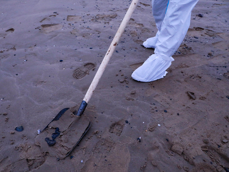 Росприроднадзор сообщил о продолжении утечки из танкера «Волгонефть-212»