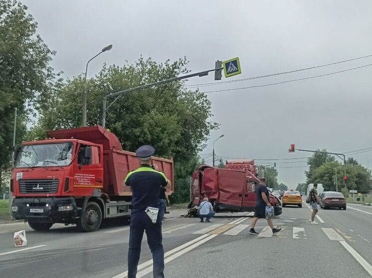 Самосвал и микроавтобус столкнулись в подмосковном Подольске