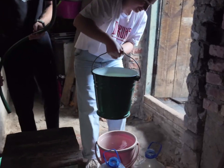 Дружинники помогают нуждающимся в Донецке запастись водой