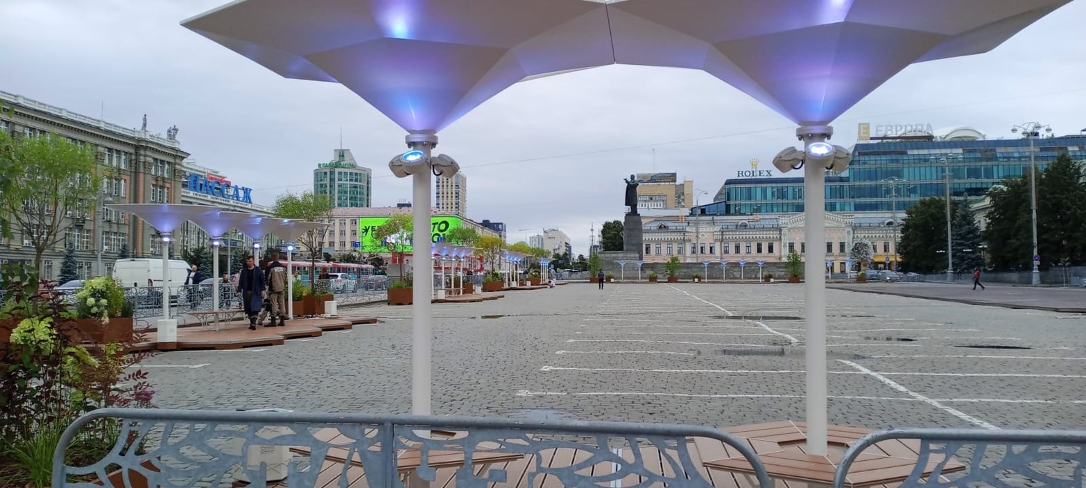 В центре Екатеринбурга установили фонари для фестиваля «Лето на площади»