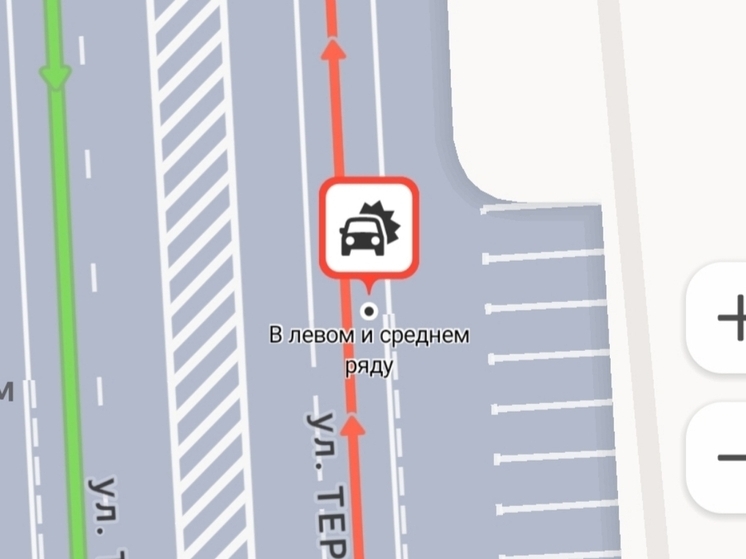 В Оренбурге фонарный столб рухнул на автомобиль