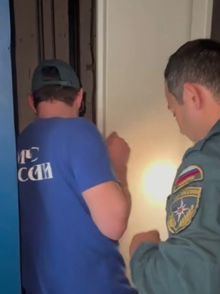 Пожарные спасли пенсионера, застрявшего в лифте в Дагестане