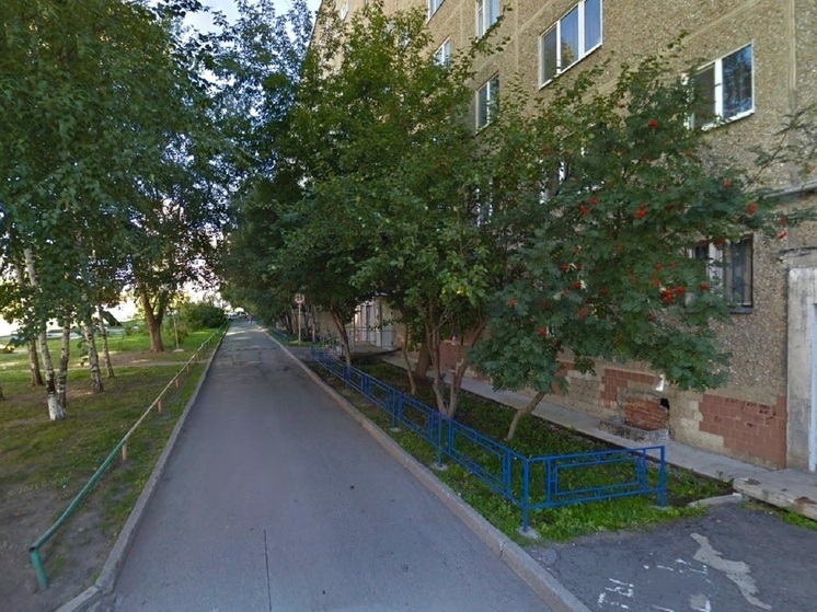 Из-за перекрытия улицы в Екатеринбурге оказались в опасности жильцы 9-этажки