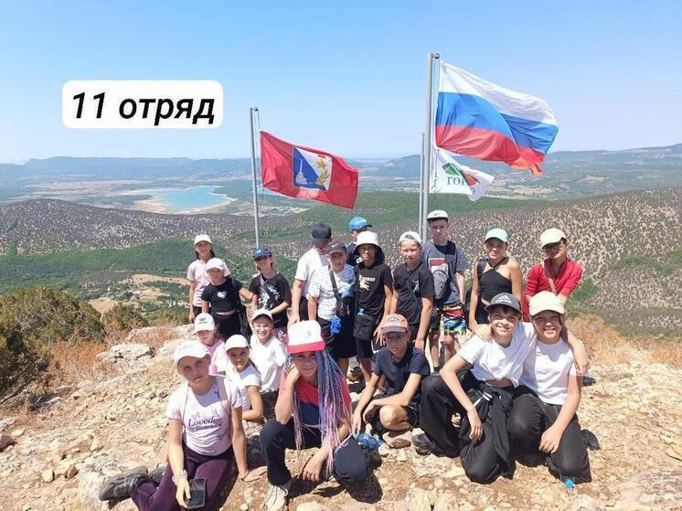 Дети из Мелитопольского района поднялись на вершину горы Флажная в Севастополе