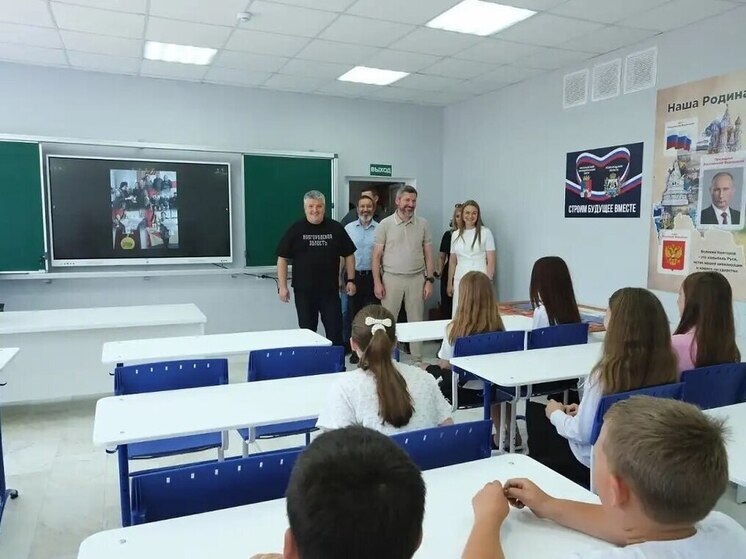 Врио губернатора Новгородской области оценил ремонт в педагогическом классе Великобелозёрской школы №1