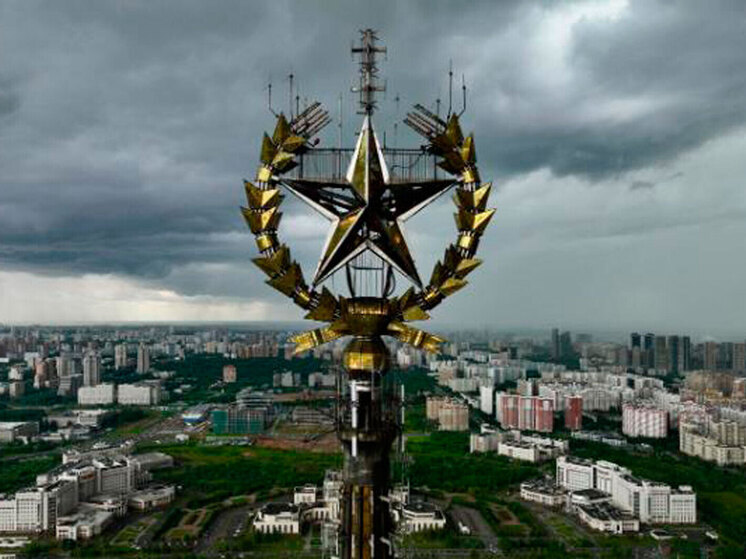 К реконструкции уникального элемента декора главного здания МГУ приступили столичные архитекторы