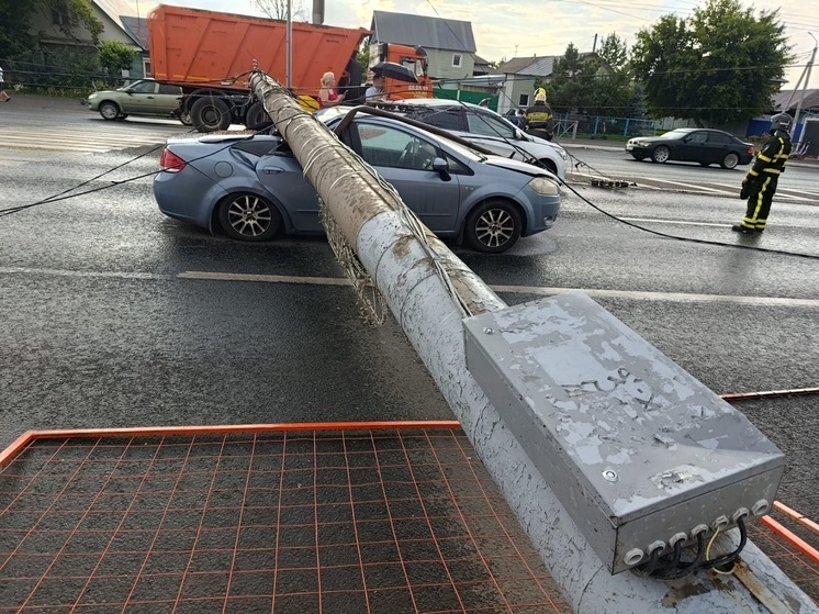 В Оренбурге упавший столб едва не задавил автомобиль с женщиной и ребенком: начато расследование