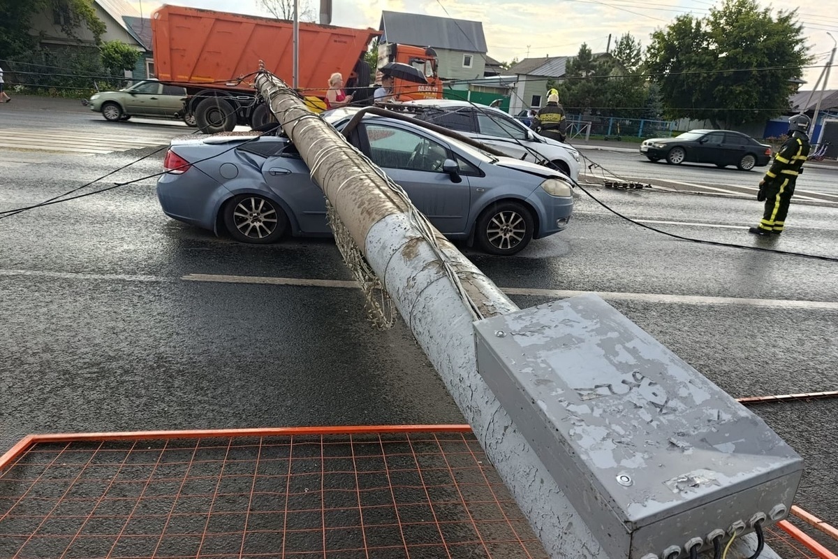 В Оренбурге упавший столб едва не задавил автомобиль с женщиной и ребенком: начато расследование