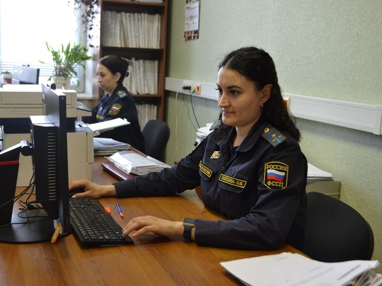 Женщина с детьми переехала в квартиру костромского алиментщика