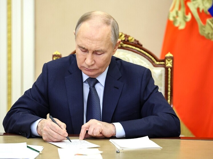 Путин подписал закон, снижающий пошлину при договорах дарения с родственниками
