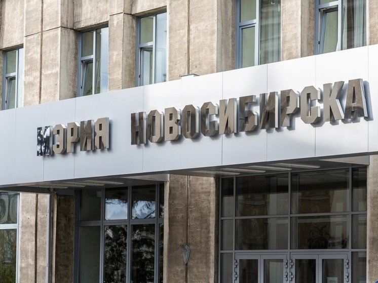 В мэрии Новосибирска объяснили, почему портреты учителей оказались на свалке