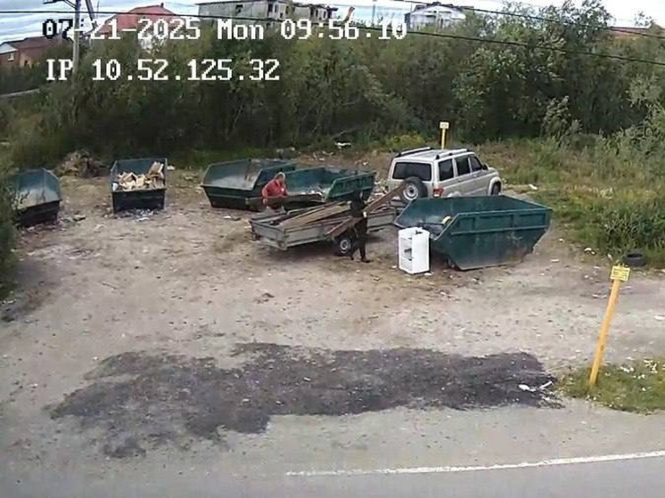 Камеры в Салехарде «поймали» нарушителей, сваливших строительный мусор на контейнерные площадки