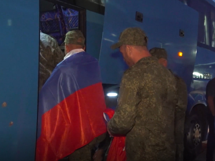 МО: самолет с освобожденными из плена бойцами ВС РФ приземлился в России