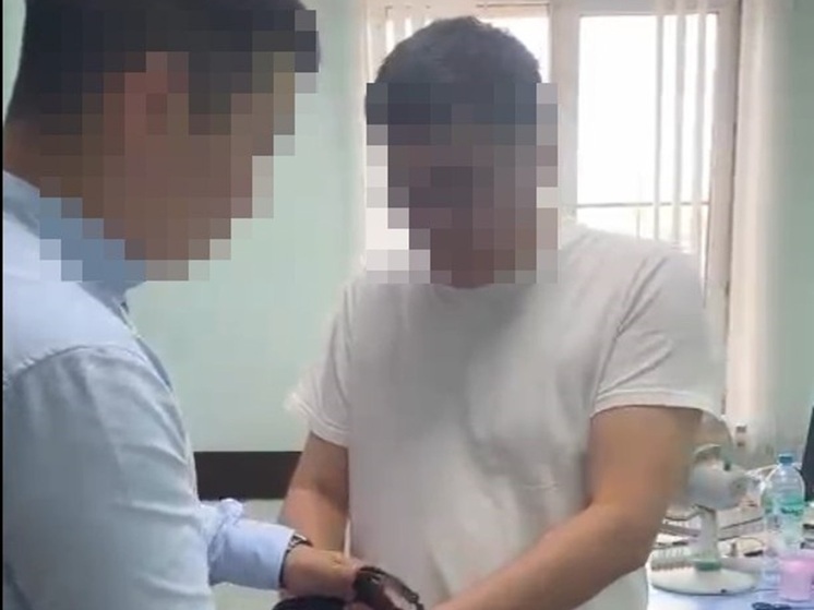 Директор школы в Улан-Удэ задержан за мошенничество и взятки