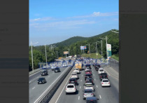 Многокилометровая пробка образовалась во Владивостоке на выезде из города