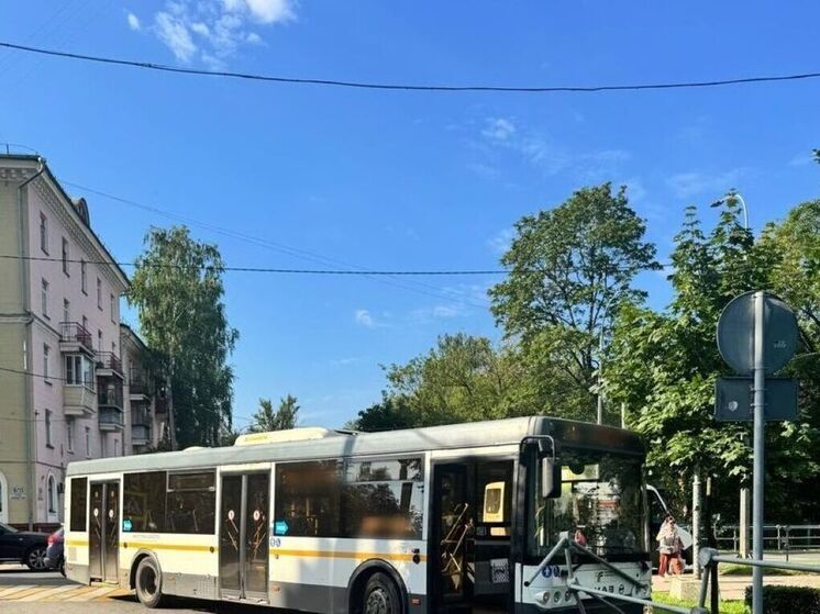 Рейсовый автобус с пассажирами врезался в барьерное ограждение в Королеве