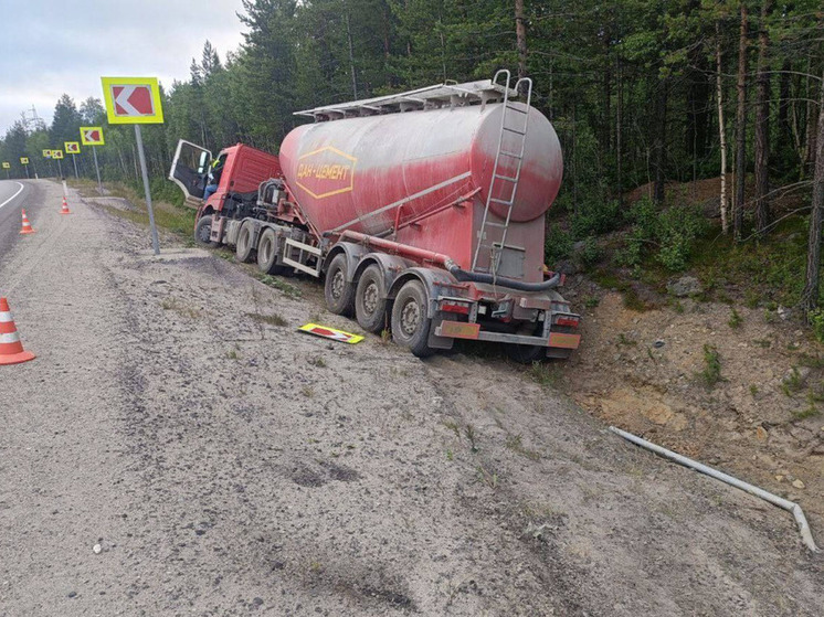 Водитель КАМАЗа попал в больницу после ДТП в Кольском районе