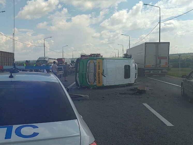 Под Саратовом шесть человек пострадали в опрокинувшемся микроавтобусе
