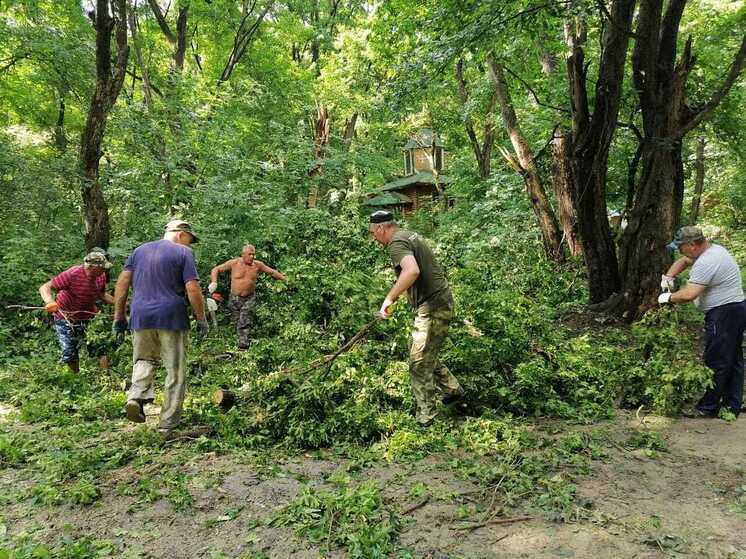 На Ставрополье казаки восстановили Свято-Троицкий источник после непогоды