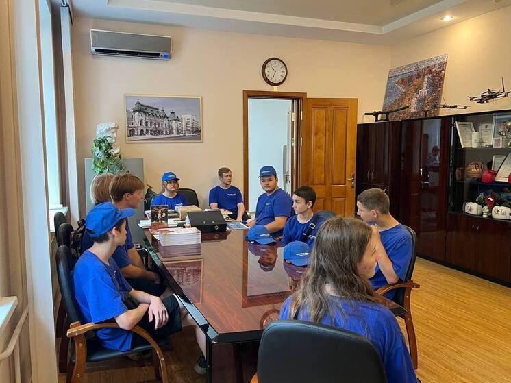 Старшеклассники посетили “закулисы” городской думы Хабаровска