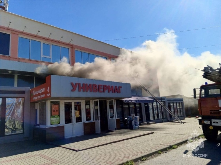 При пожара в ТЦ Новошахтинска пострадал сотрудник пожарной охраны