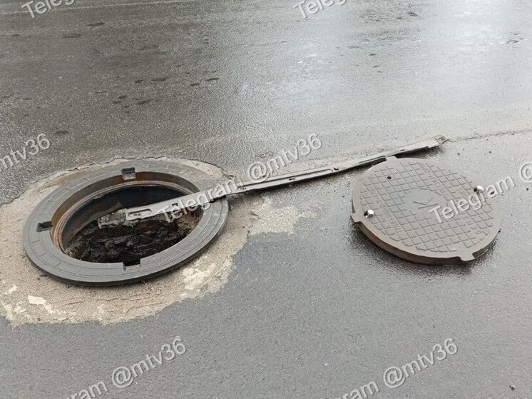 Воронежский автомобилист провалился в неогражденный люк на ул. Димитрова