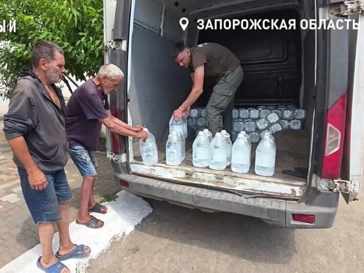 Народный фронт доставил воду в приют для бездомных Бердянска