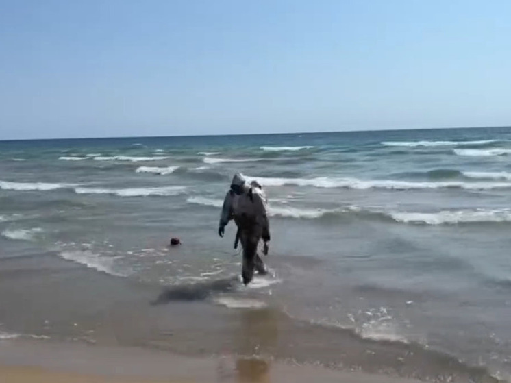 В Анапе со дня моря подняли 73 мешка с мазутом