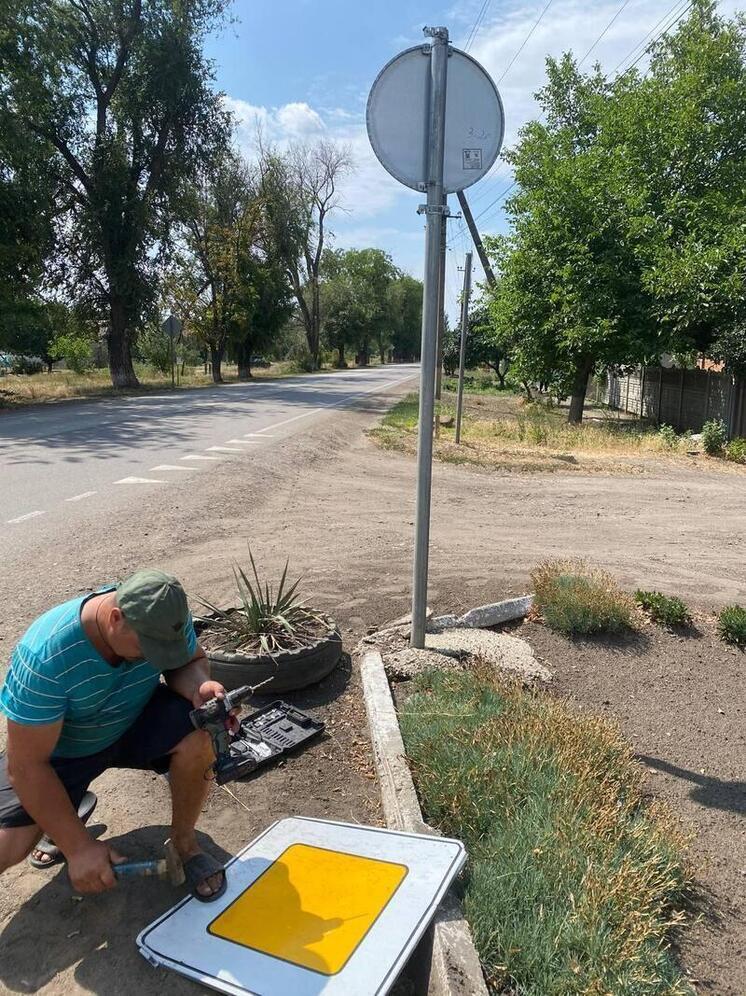Бригада из Ингушетии проводит ремонт дорожных знаков в Молочанске