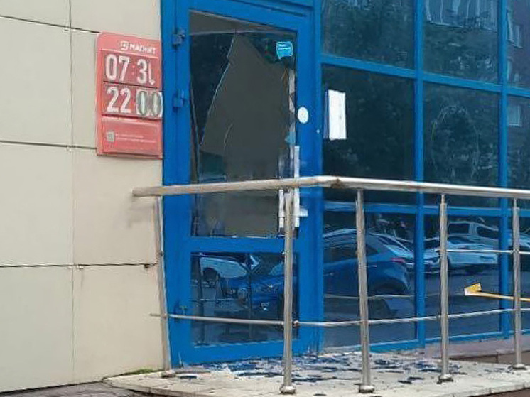 В Курске нерадивый житель разгромил входную дверь магазина