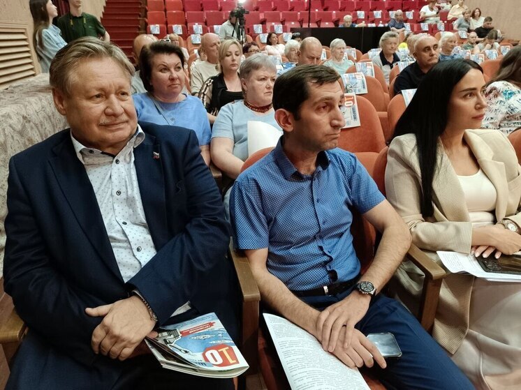 В поселке Дружная Горка Гатчинского округа все желающие могли узнать о перспективах развития здравоохранения на Дружногорской территории. О них собравшимся рассказала замглавврача Гатчинской КМБ Виктория Мамай, сообщил телеграм-канал медучреждения.