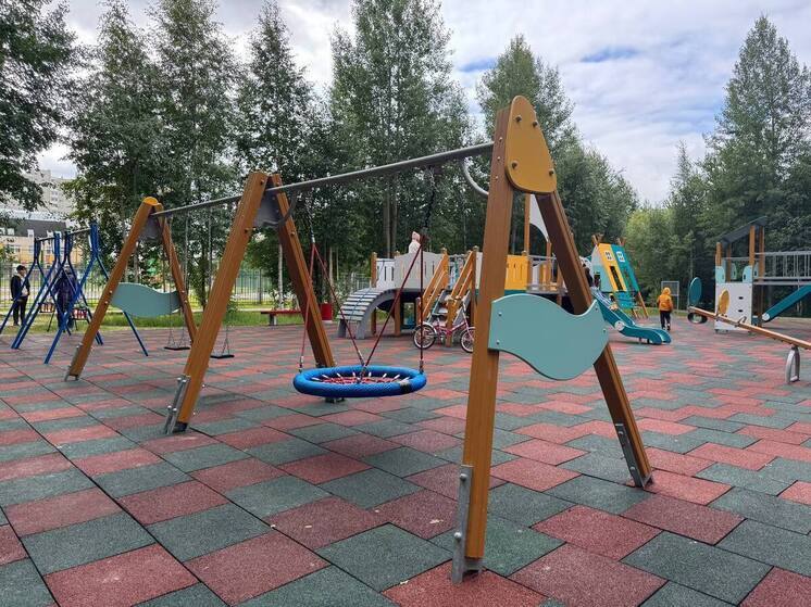 В Сургуте обновили современную детскую площадку в 32-м микрорайоне