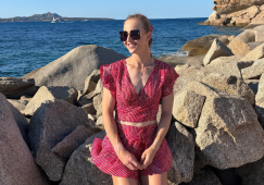 «Очень подтянута»: Самонова покорила поклонников спортивной фигурой на редких фото с отдыха