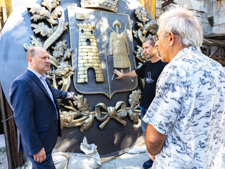 Глава города Александр Скрябин посетил мастерскую Сергея Олешни
