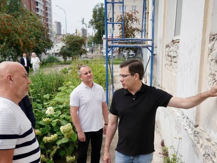 Мэр Нижнего проверил ремонт школ перед началом учебного года