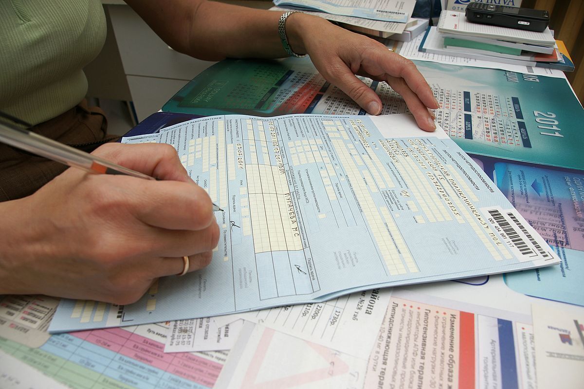 Больничный в России: Минздрав вводит экспертизу для часто болеющих, а мужчинам предлагают новую льготу. Что известно о нововведениях?
