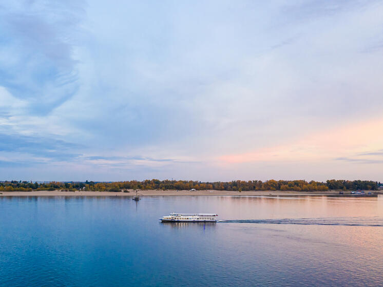 Из-за ЧП на гидроузле изменилось движение проходящих через Волгоград теплоходов