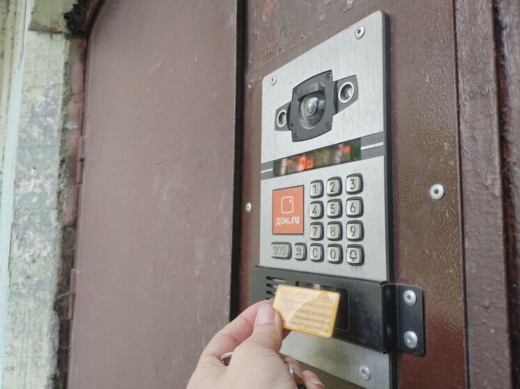 Мастер по домофонам едва не оставил новгородку без денег руками мошенников