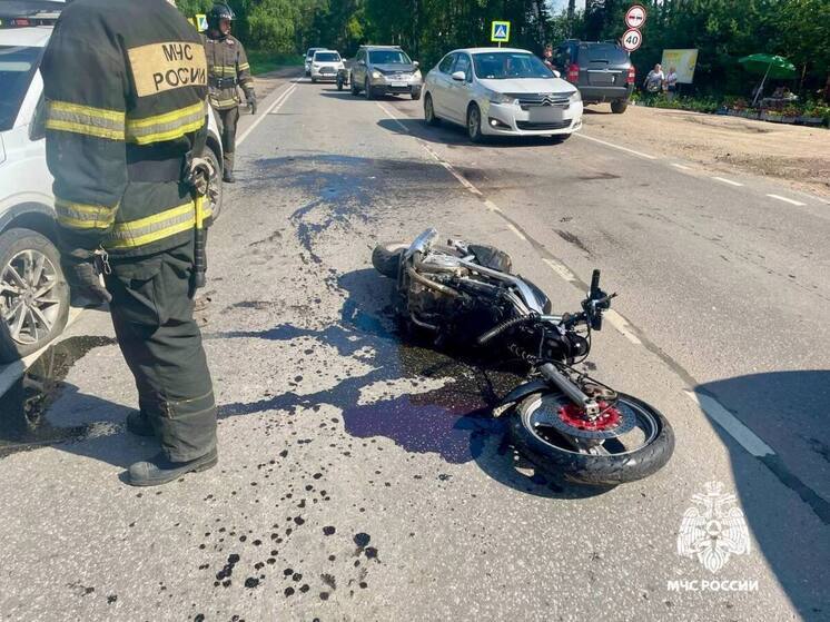Под Тверью столкнулся мотоцикл и легковушка: есть пострадавший