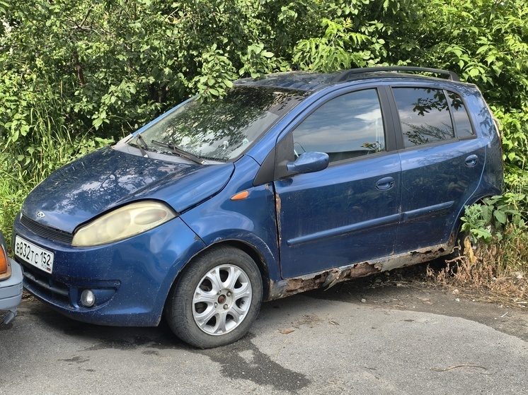 Жители Чебоксар просят городские власти освободить дворы от брошенных машин