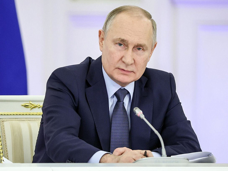 Президент России Владимир Путин в четверг в рамках рабочей поездки в Архангельскую область провел встречу с губернатором Александром Цыбульским