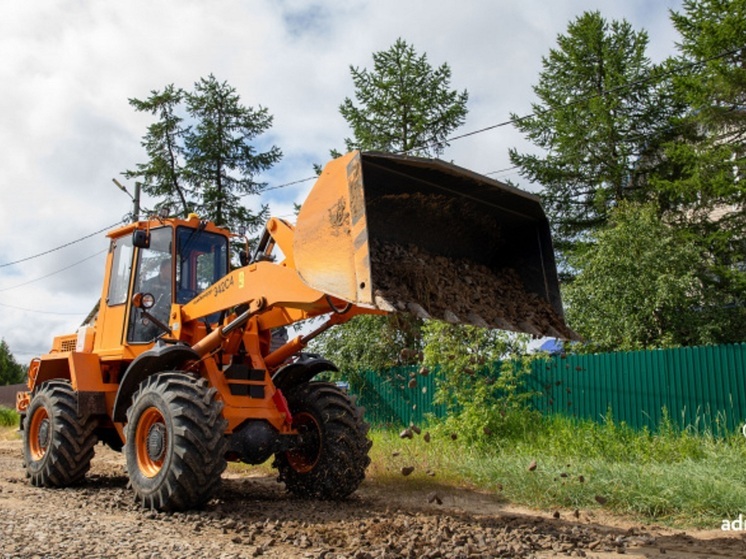 В Нарьян-Маре отсыпают щебнем проезжую часть Брусничного