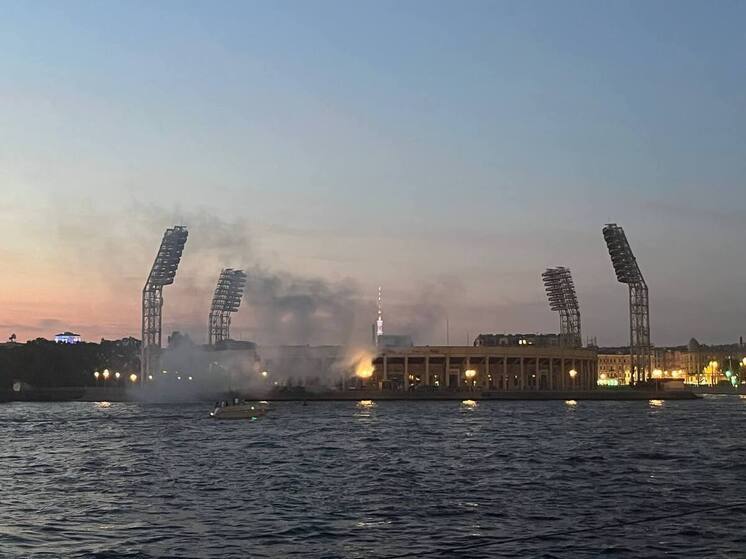 Петербуржцев смутил дым около станции метро «Спортивная»